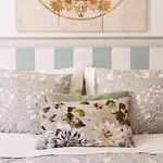 2 beautiful suites upscale flat embracing Tejo!